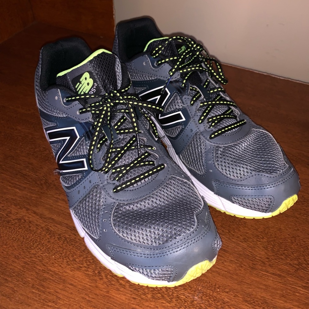 NEW BALANCE 10.5 4E WIDE SNEAKERS
